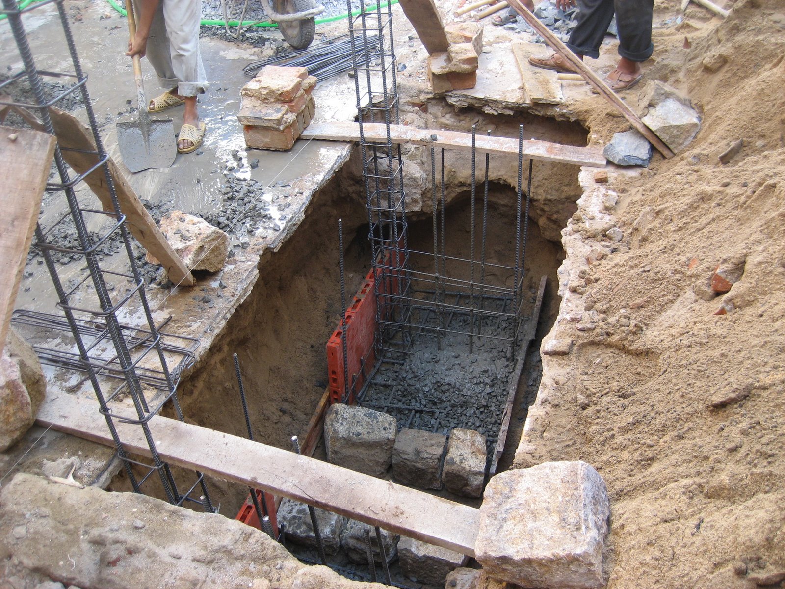 Đào móng nhà uy tín, thi công an toàn khu dân cư