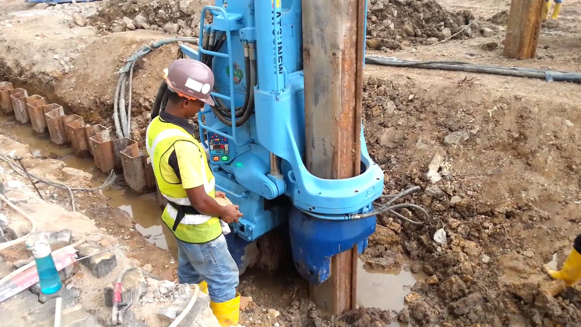 Ép cừ tấm sàn bảo vệ móng nhà, chống sụt lún