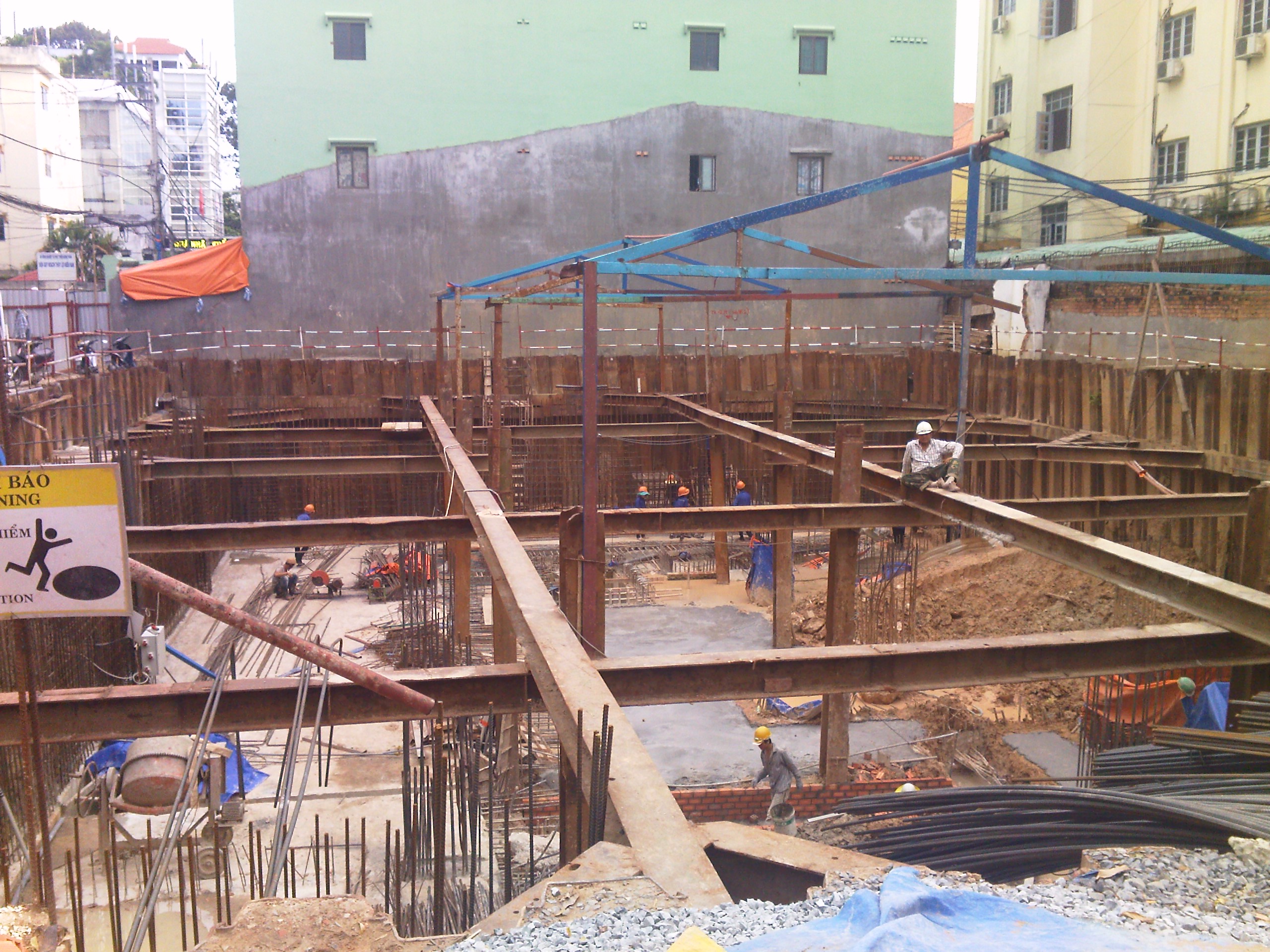 Ép cừ tấm sàn nhà phố xây chen, hạn chế rung lắc