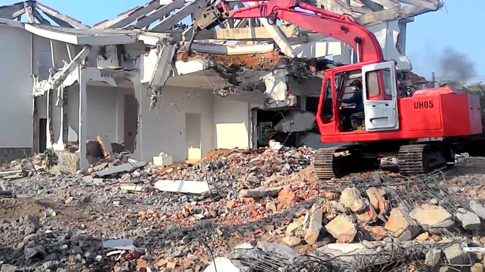 Tháo dỡ công trình cũ trước khi cải tạo nhà