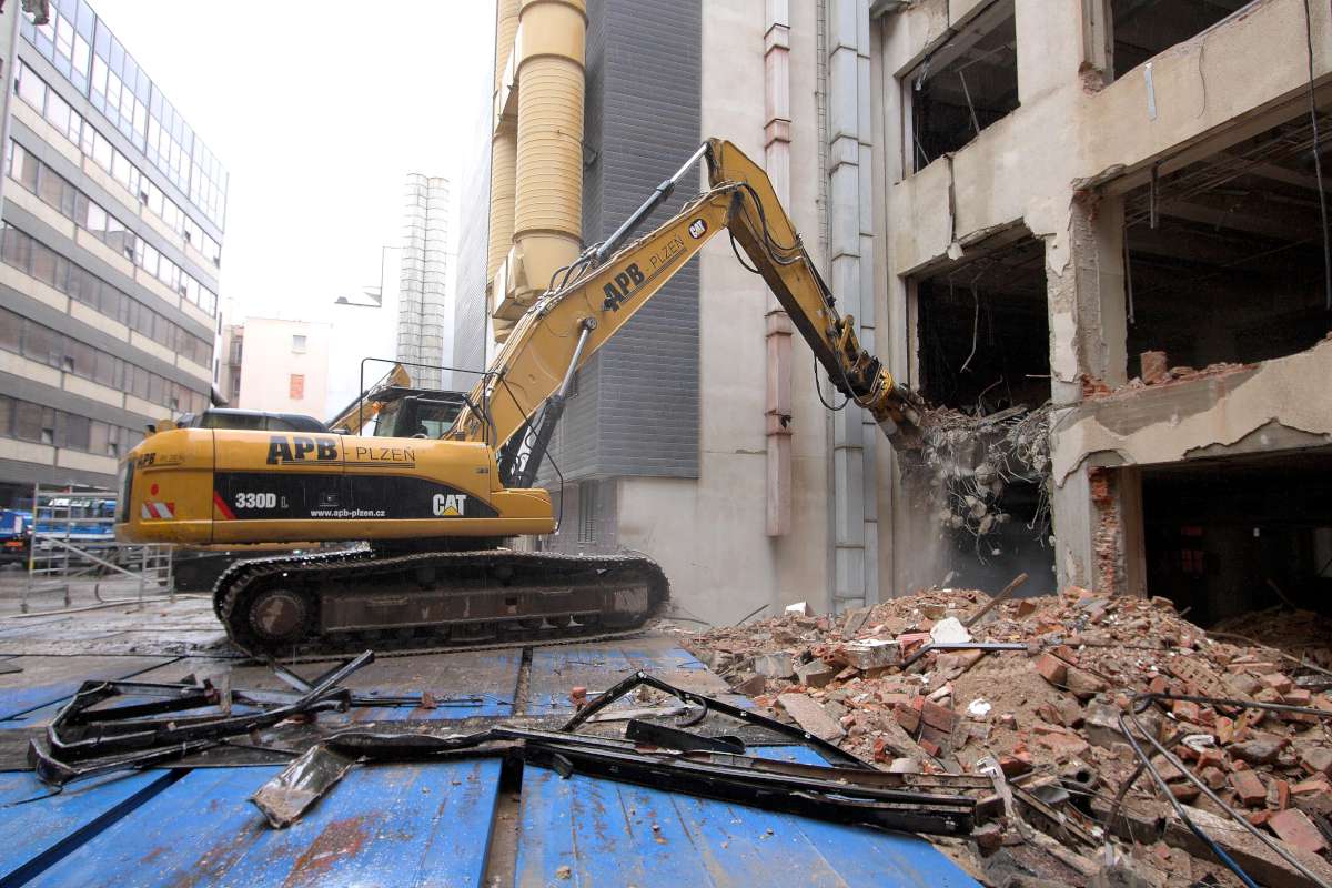 Tháo dỡ công trình cũ trước khi cải tạo nhà