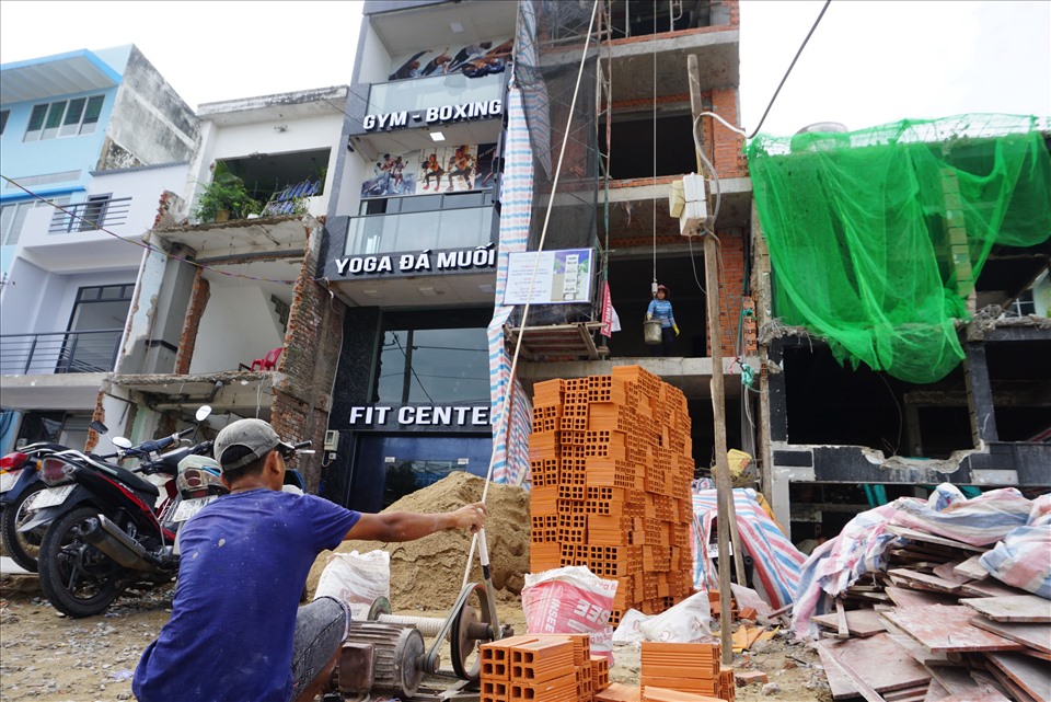 Tháo dỡ công trình cũ, xử lý phế thải đúng quy định