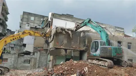 Tháo dỡ công trình cũ, xử lý phế thải đúng quy định