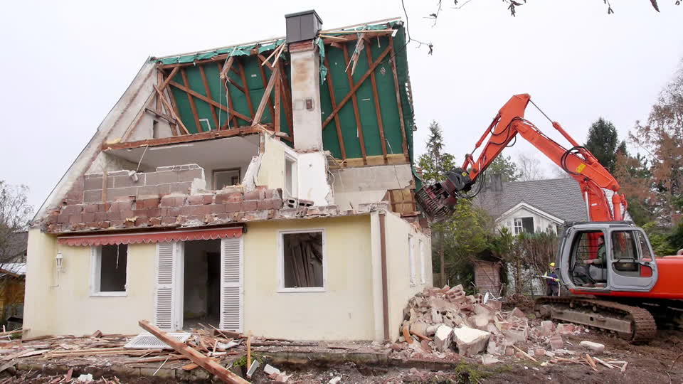 Thu mua xác nhà trước khi xây mới, tiết kiệm chi phí